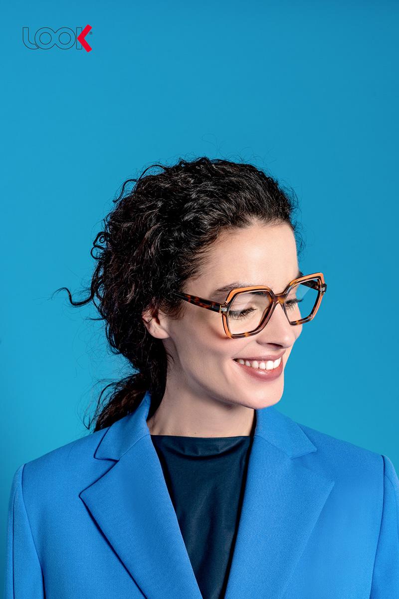 Frau vor blauem Hintergrund mit LOOK Brille